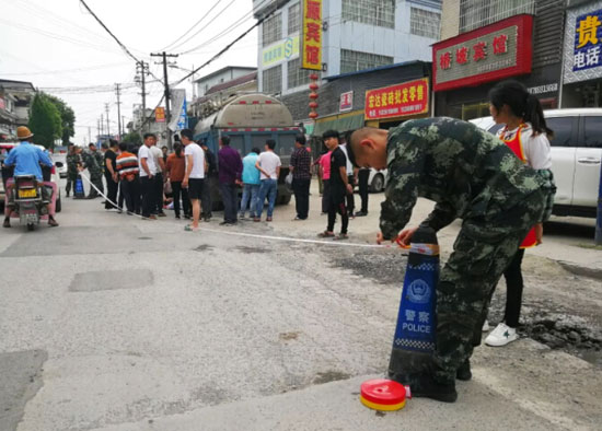 圖為事故現(xiàn)場消費武警正在調查